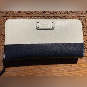 Kate Spade wallet, zipper enclosure